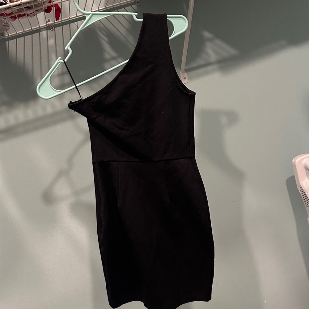 Like new- Superdown Elegant Black One-Shoulder Dress - Picture 7 of 7
